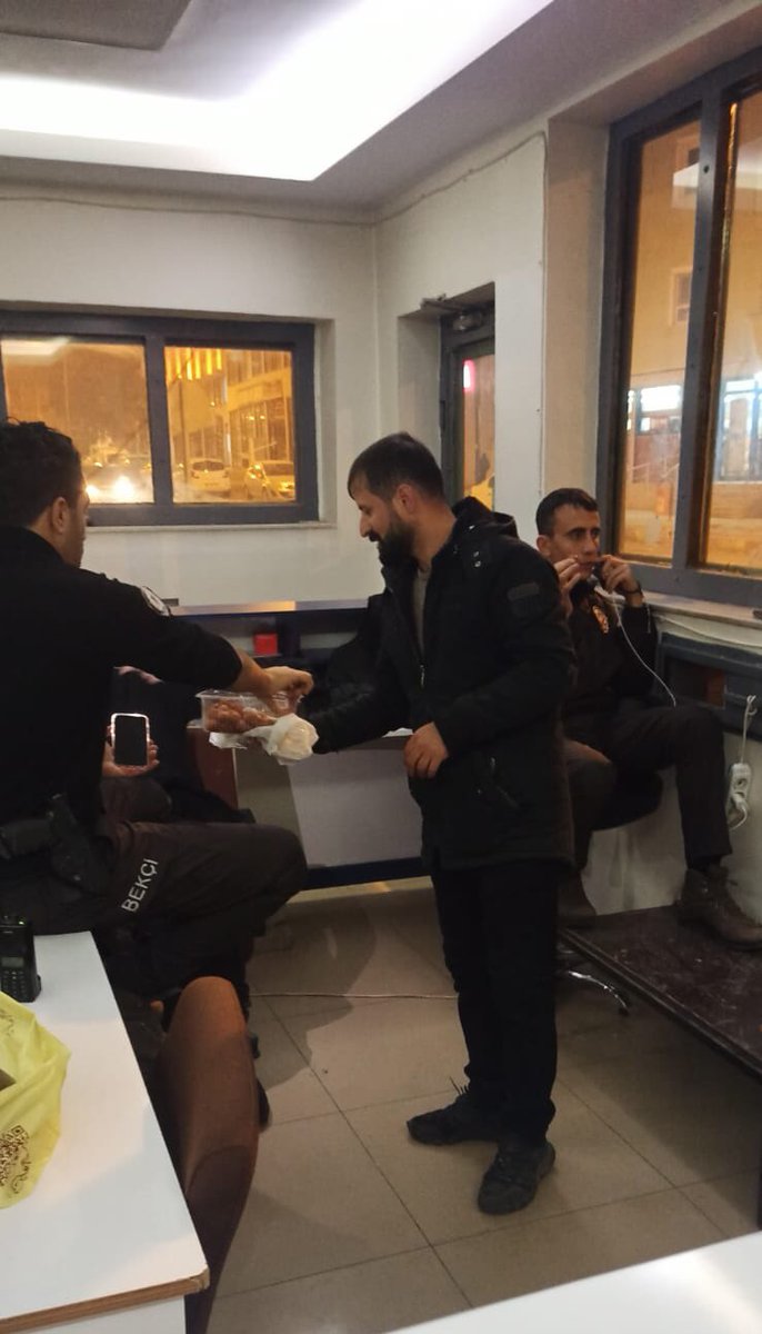 AkMazidagi's tweet photo. Yeni yılının ülkemiz, aziz milletimiz ve insanlık için hayırlara vesile olmasını temenni ediyoruz.

Yılbaşı gecesi Ak Parti Mazıdağı Gençlik kolları Olarak görev başındaki polis ve bekçi personellerimize tatlı ikramında bulunduk. https://t.co/lbjkEplnPi