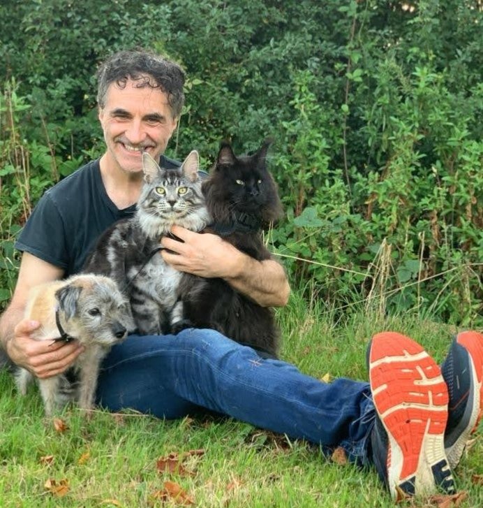 @ProfNoelFitz Happy New Year2️⃣0⃣2️⃣3⃣to you  Noel😘&the boys Ricochet, Excalibur🐱and the whole #Fitzfamily team💪fulfilled with Love, Happiness & Kindness towards each others🌍💙👣🐾🎇 Xxx