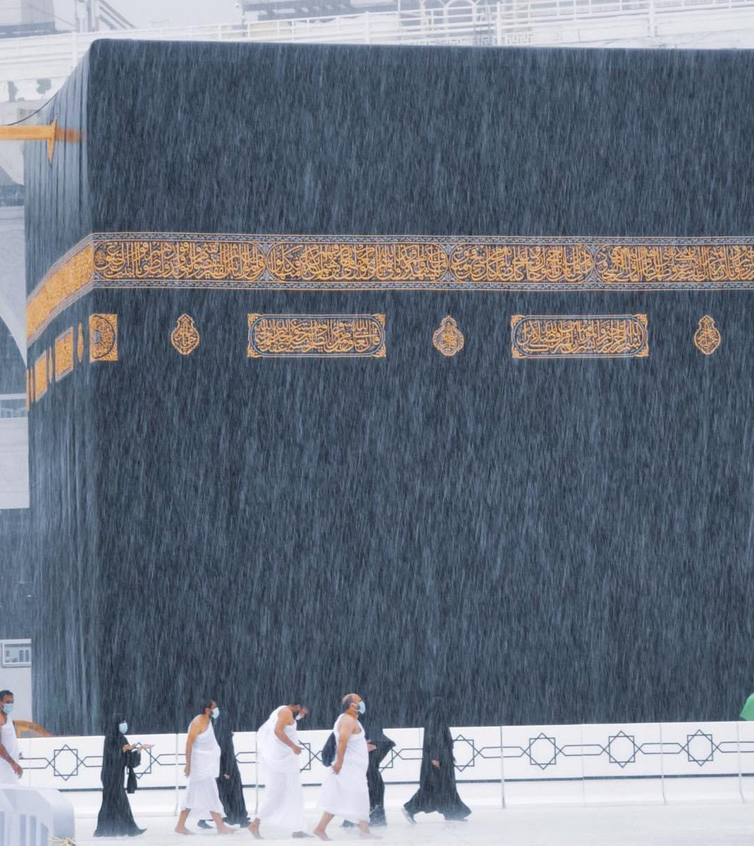 وإني يا الله أرغبُ بعمره، أغسل بها روحي، اللهم بلغني مكة  🕋 🤍