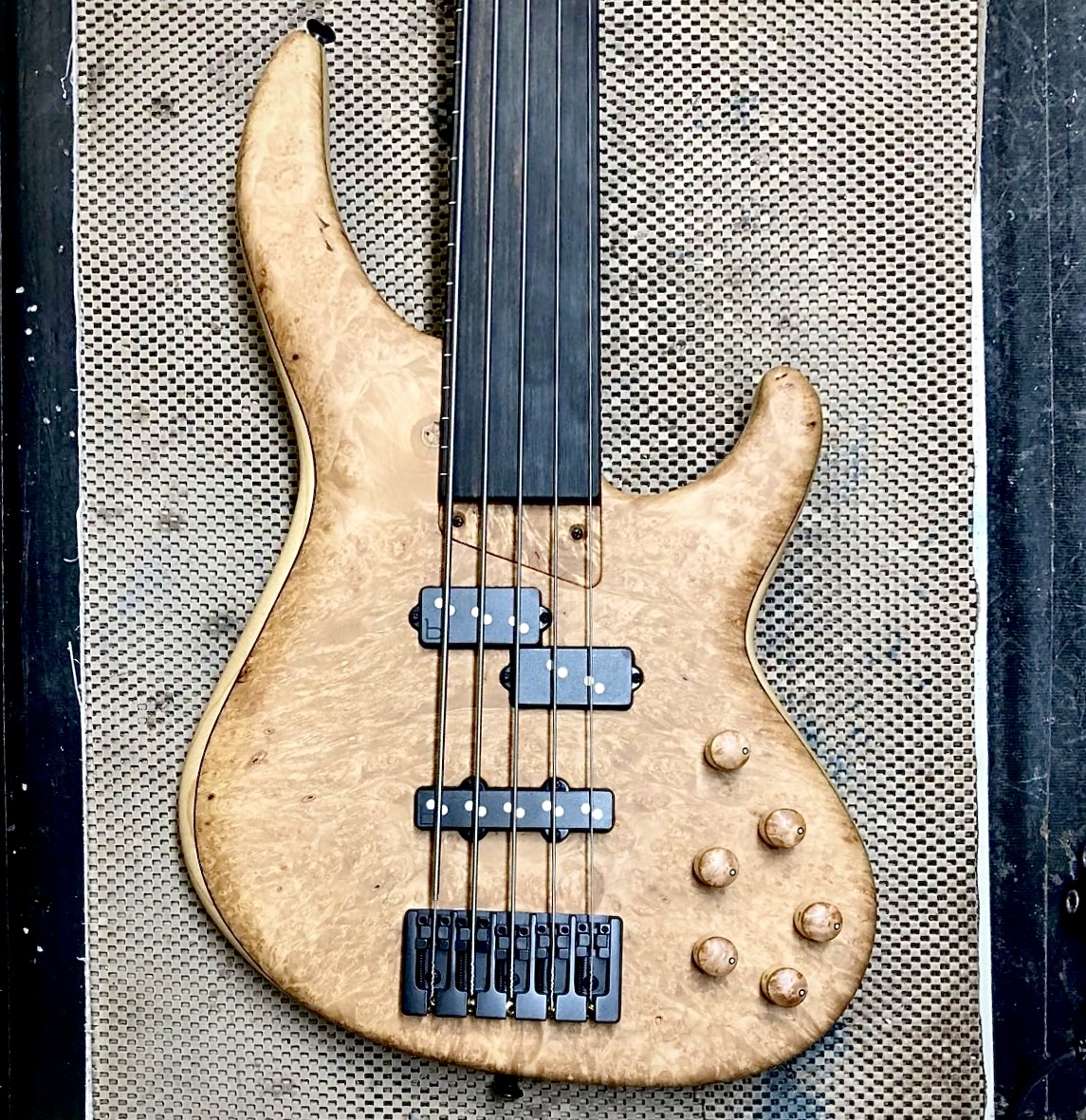 MTDbassUSA's tweet photo. MTD #Saratoga #Saralyn 5 F P/J #fretless w maple burl top, swamp ash body, maple neck, lined ebony fingerboard, titanium inserts, @BartoliniPUPS  B-axis pickups, MTD pre &amp; @GraphTechGuitar ghost bridge pickup.
https://t.co/4cccS2tpnl  
#michaeltobiasdesign #mtd4lyfe #mtd #MTDBass https://t.co/kfUI5l3hGU