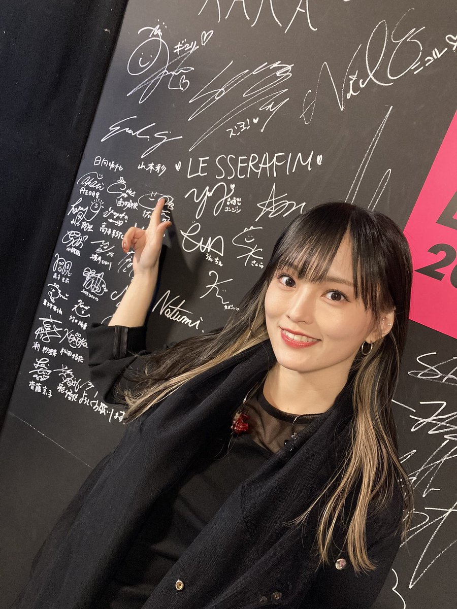 KARAとルセラと日向坂のすごい所に囲まれてる彩ちゃんのサイン笑

#山本彩
#CDTVライブライブ年越しSP