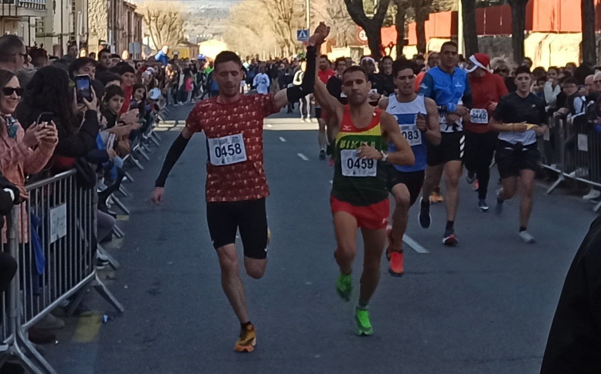 Alejandro Galindo, el 'pavo' más listo 🥇
El joven atleta del Puente Romanillos se impone sobre la misma línea de meta a Diego Jiménez y Luis Miguel Sánchez Blanco, que mientras celebraban el triunfo por 'adelantado' no vieron llegar a su rival  diariodeavila.es/Noticia/Z17EF5…
#Avila
