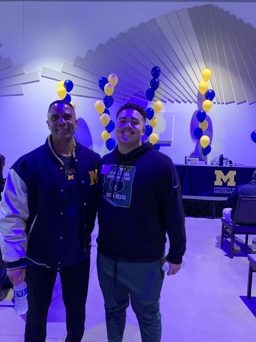 UMichAdmissions's tweet image. 🏈 U-M representing at #FiestaBowl festivities this week ahead of the #CollegeFootballPlayoff, including the welcome event and our Maize &amp;amp; Blue Kickoff! #GoBlue

More photos: myumi.ch/Ek1MJ