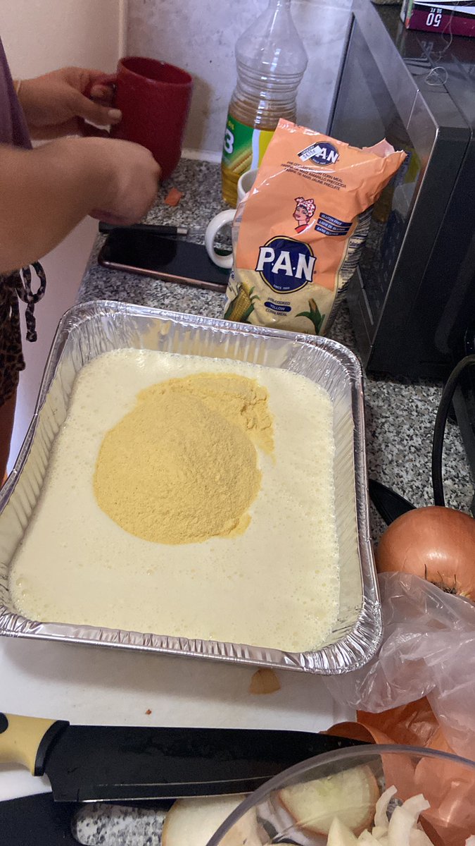 eliasZeap's tweet photo. Mi novia me preguntó que quería comer, si sopa o chipa guazu, como toda persona que se respeta obviamente elegí chipa guazu. Y acá esta ella. Preparando sopa. https://t.co/NhlRT1sE5t