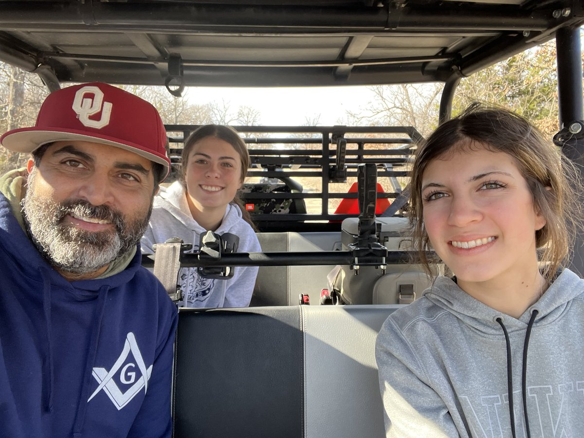 CoachRyanTurner's tweet photo. My ranch crew #TurnerRanch https://t.co/jla3NSAooi