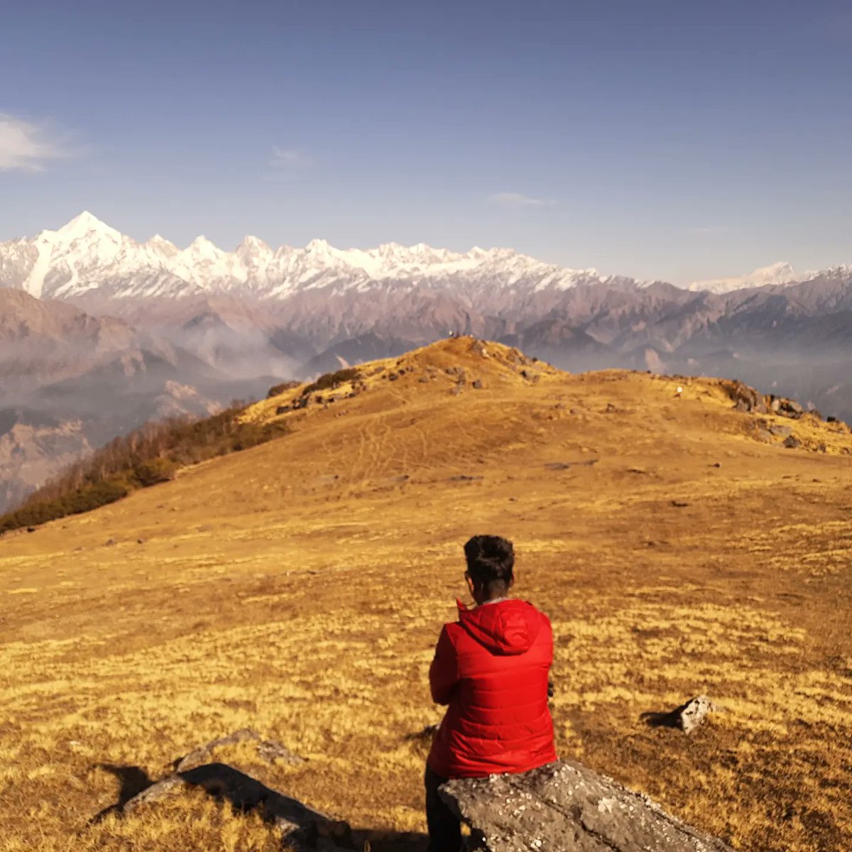 ShDhar13's tweet photo. Ending 2022 upclose with the mighty #himalayan peaks,a place where phone signals are weak, temperature is low and the air quality is high.
Can't wait to see what's in store for 2023, wishing everyone the very best for the new year.
#happynewyear 
#munsyari #hike #IncredibleIndia https://t.co/u23Y08t6ga