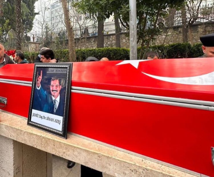 MYesilel's tweet photo. Namus lekesi değil alnımda gördüğünüz,
Vurulmuşum, vurulmuş düşmüşüm güpe gündüz.

Şakağımdaki kansa, o benim gülüşümdür,
Namert sürünmektense, erkekçe ölüşümdür...

Mekanın cennet olsun güzel insan..

 #SinanAteş https://t.co/zzthy4IY6a