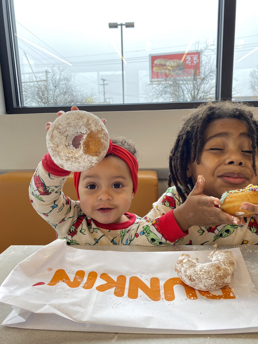 kgulley33's tweet photo. Donuts with my fav little people 🍩 https://t.co/IF8czmQEhq