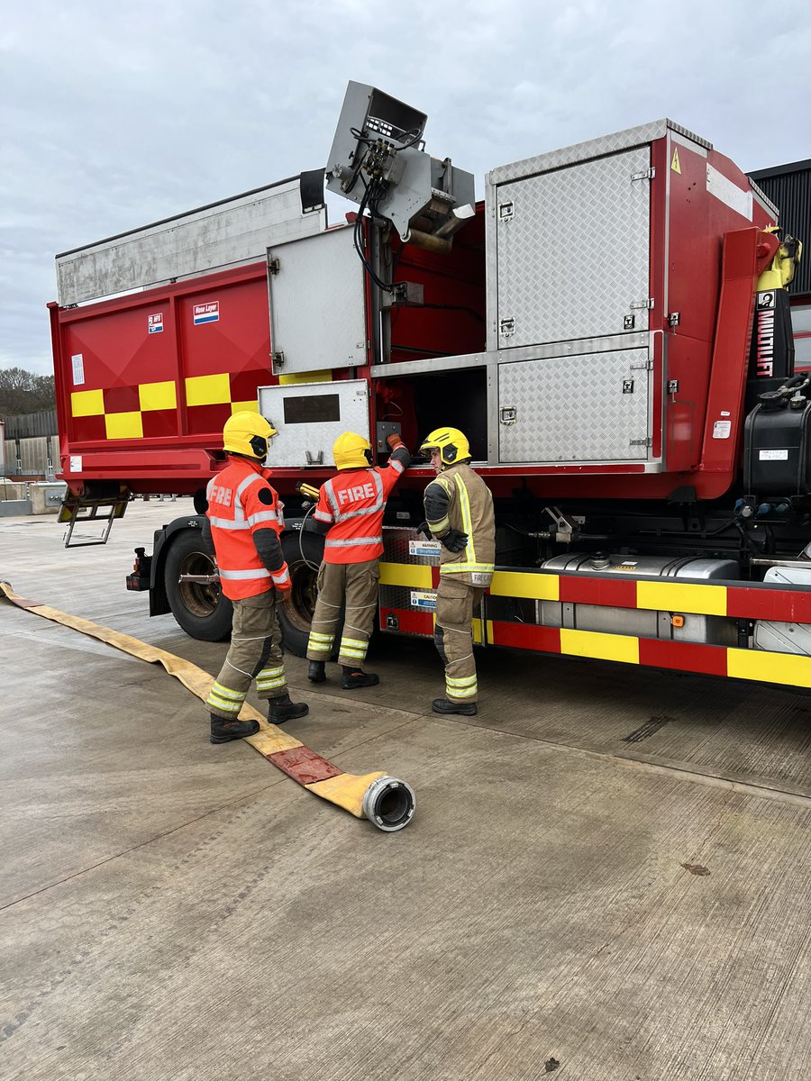 Red Watch @HWFireWFhub finished our 2022 off with some practical HVP hose recovery and a couple of fire calls today.We hope you all have a safe and happy 2023. https://t.co/LQZaQ2tyiN