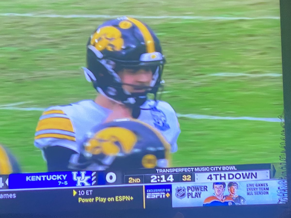 Marstar21's tweet photo. So proud of you @joey_labas12 ! Way to represent @HawkeyeFootball and your former @BBHFootball program. What a treat to see you play on TV #onceabee #bbheritage https://t.co/AkOUxMWgU9