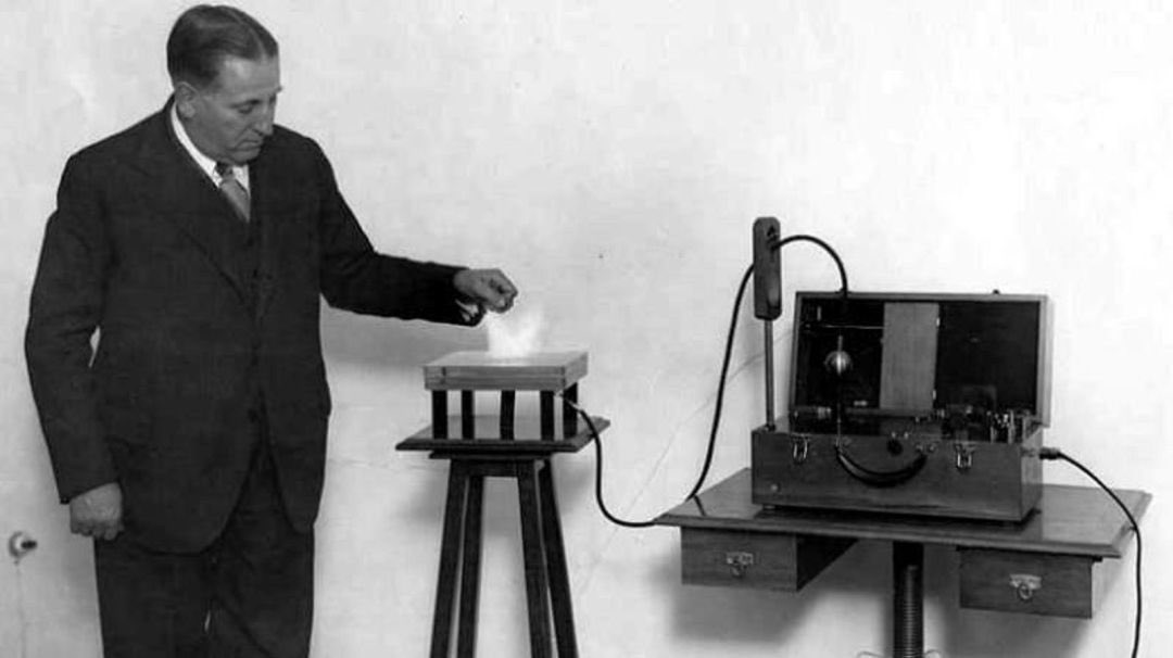 cateterdoblej's tweet photo. El 31/12/1909 Mónico Sánchez entre otras cosas, uno de los padres de las telecomunicaciones sin cables en España, patenta el primer aparato portátil de rayos X y corrientes de alta frecuencia, un avance que revolucionó la medicina https://t.co/YNUdy64vHZ