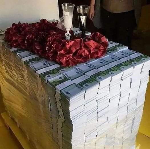 Que todo el que lea este tweet reciba un palet de billetes como este en 2023