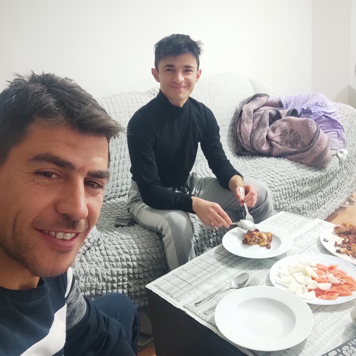 İngiltere'de staj gören kardeşlerimizinden Caner Yıldırım'ı yamak olarak Antalya'da yanımıza aldık.çok kabiliyetli ve efendi 2023 e beraber giriyoruz.yeni yıla eşimden ve canım kızımdan ayrı girmenin burukluğu hat safhada.rabbim yeni yılda sağlık ve huzur versin tüm dostlarıma🙏