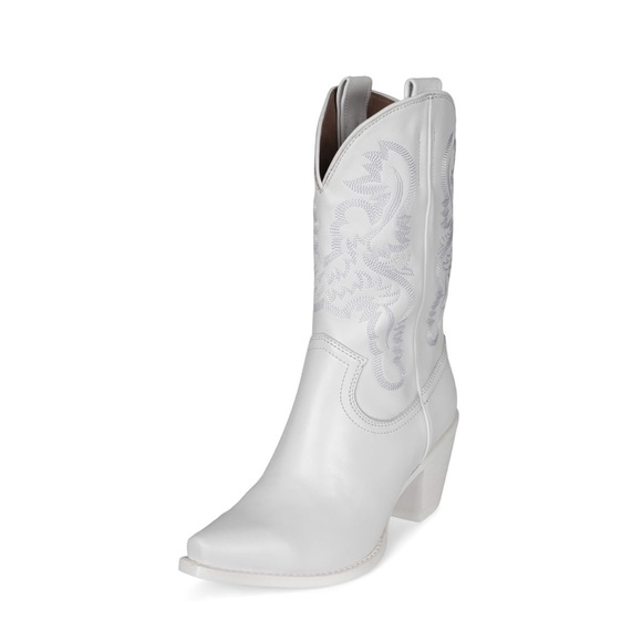 darphenix1's tweet photo. So good I had to share! Check out all the items I'm loving on @Poshmarkapp #poshmark #fashion #style #shopmycloset #jeffreycampbell #jjill #edhardy: https://t.co/lPjoTH2k62 https://t.co/k6zWocXp3z