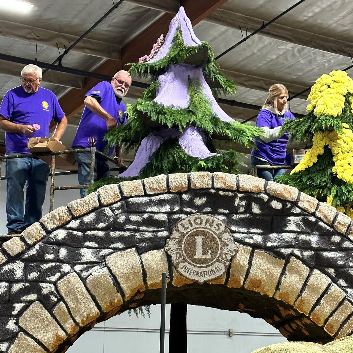 LionsFloat's tweet image. Lions International President Brian Sheehan and Lion Lori Sheehan joined Lions and Leos working hard to build Lions International’s “Bridging The World Through Service” float, which will debut at the Roses Parade on Monday, January 2. #roseparade #lionsclub #lionsfloat