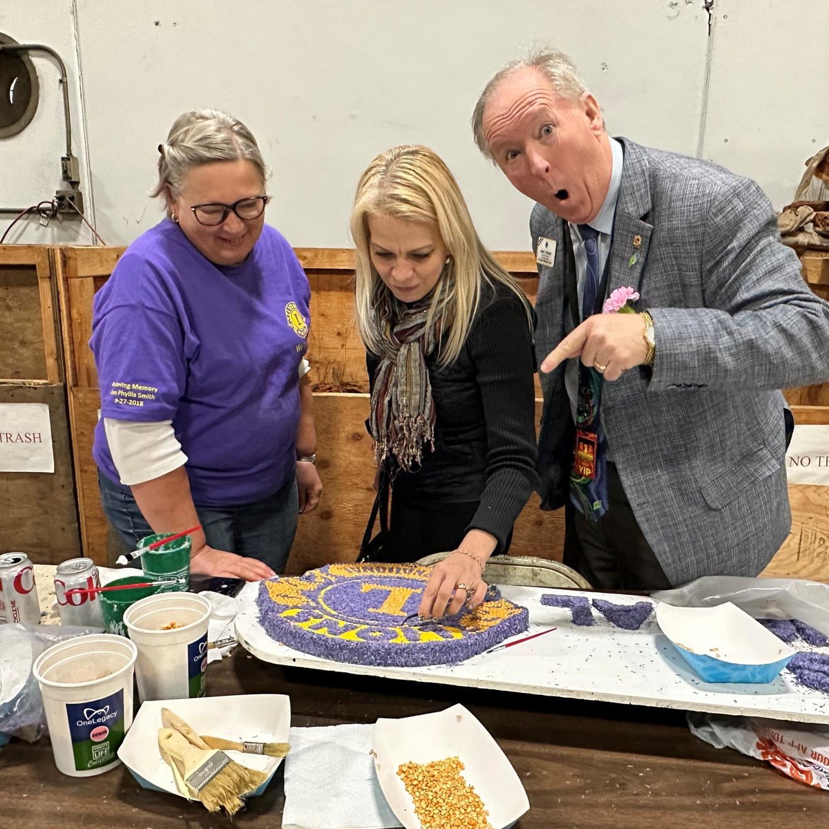 LionsFloat's tweet image. Lions International President Brian Sheehan and Lion Lori Sheehan joined Lions and Leos working hard to build Lions International’s “Bridging The World Through Service” float, which will debut at the Roses Parade on Monday, January 2. #roseparade #lionsclub #lionsfloat