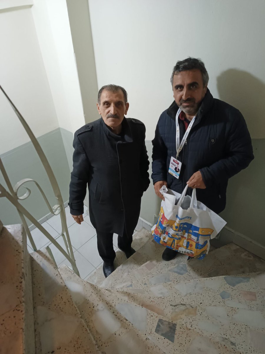 AKBahcelievler's tweet photo. 2023 yolunda, "BİRİZ" diyerek komşularımızı ziyaret etmeye devam ediyoruz.

Kocasinan Merkez Mahallemiz sahada. 

Bahçelievler'de girilmedik sokak, çalınmadık kapı, sıkılmadık el bırakmayacağız.

#2023YolundaBiriz
#BirlikİradeZafer https://t.co/YGh6y7TKHk