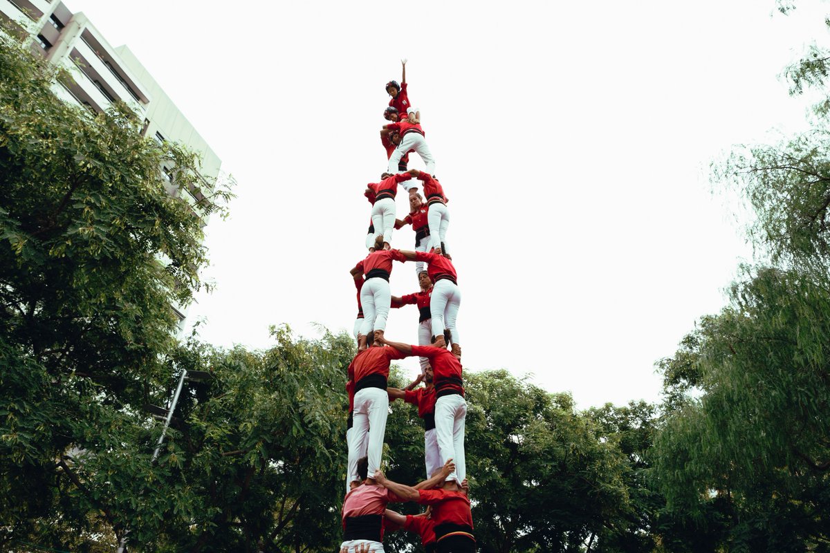 CdBCN's tweet photo. Aquest 2022 hem arribat a la xifra de 1000 castells de 8 i superiors descarregats. Va ser, concretament, el 4 de 8 que vam descarregar l'11 de setembre al Parc del Centre del Poblenou amb motiu de la Festa Major del barri. 🧵

#BeneïdaBogeria #castellers #castelleres https://t.co/9SEW1Gu1xL