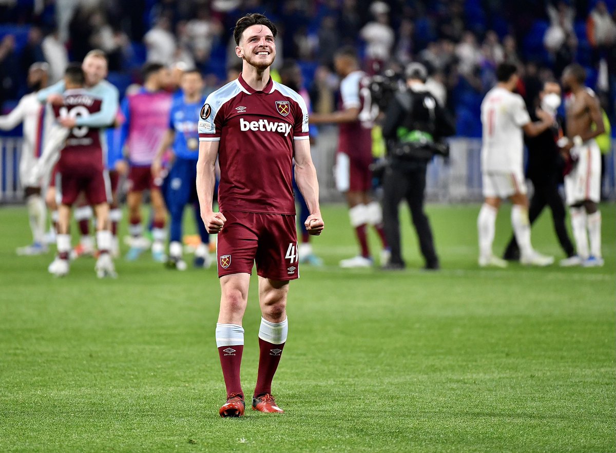 _DeclanRice's tweet photo. Happy New Year @WestHam fans! Two of the best nights of my life in 2022! Hoping for an even better 23. Enjoy &amp; see you in the new year❤️⚒️ https://t.co/CEW1Yh8ebY