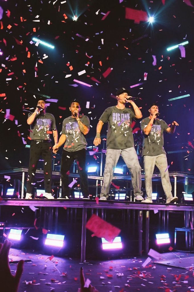 Abro hilo de canciónes de Big Time Rush para poner minutos antes de que se acabe Año Nuevo