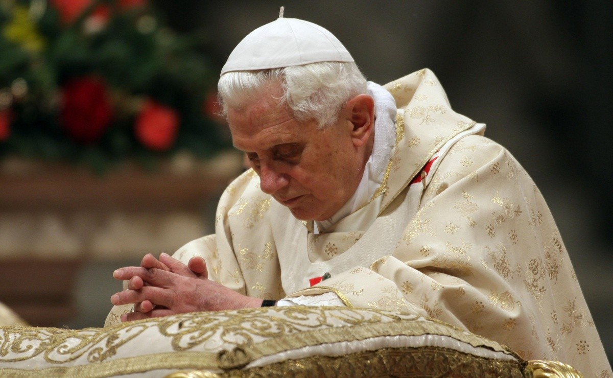 "El aborto arruina la vida de las familias porque asesina a un niño, destruye a la madre y enceguece la conciencia del padre del bebé, sin resolver los verdaderos problemas de la pareja."
— S.S. Benedicto XVI (1927 - 2022)