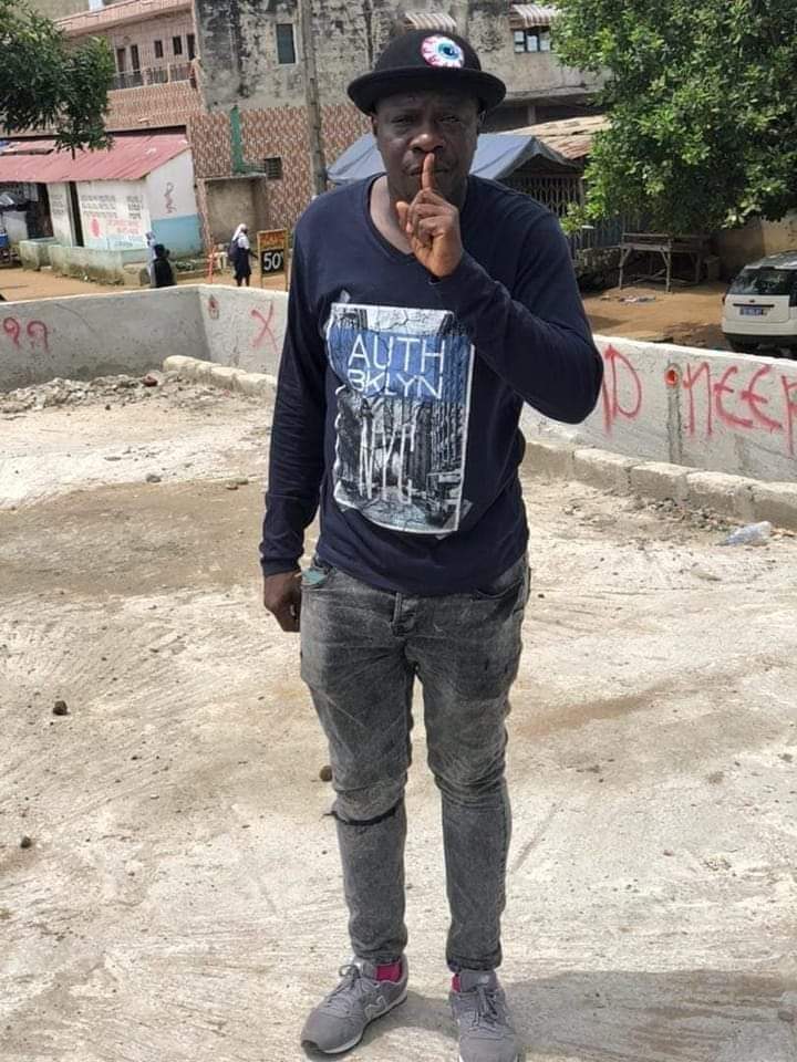 ZonePresse_'s tweet photo. 🇨🇮LO PÈRE DALOA : ''Quand tu choisis un boulot faut aimer ce que tu fais quelque soit ce qui arrive… C’était ma première fois de voir le président Beugre Mambe, c’est quelqu’un qui peut m’aider, aider ma famille et m’enlever de la saleté... Ce qu’ils m’ont fait est méchant.'' https://t.co/Y97C1sNfUC