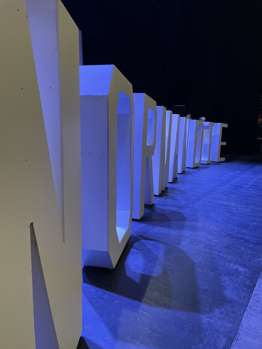 [NORMANDIE]

C’est bientôt l’heure de la dernière traversée du Normandie à l’opéra de Vichy et de dire au revoir à 2022 ⭐️