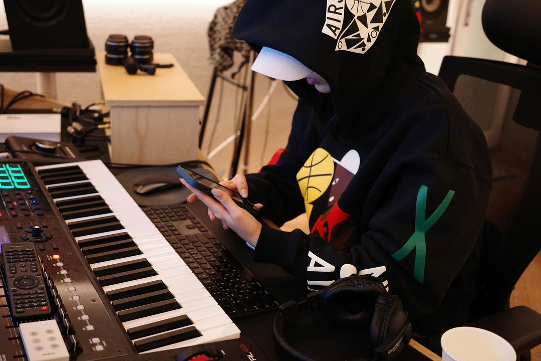 jjungyein's tweet photo. ㅤ
ㅤ
It was kinda tiring when working all day in the studio. Shout out for all PDs and songwriter out there!
ㅤ
ㅤ https://t.co/1MG6Yqh3lN