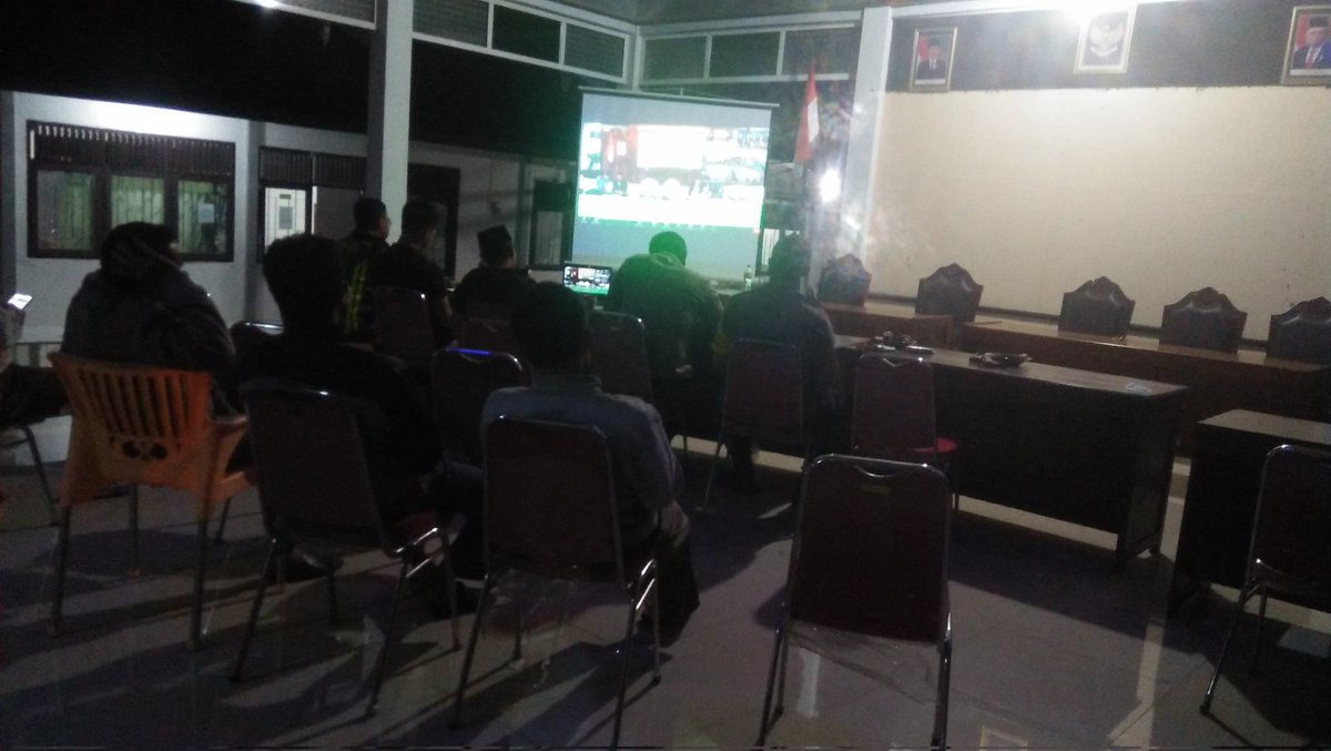kecwarungpring's tweet photo. Forpimcam kec warungpring bserta jajarannya mngikuti zoom meting pendopo kab pemalang dlm rangka acara mlm tahun baru yg di isi dengan acara istighozah,, https://t.co/lWBBhqPP7k