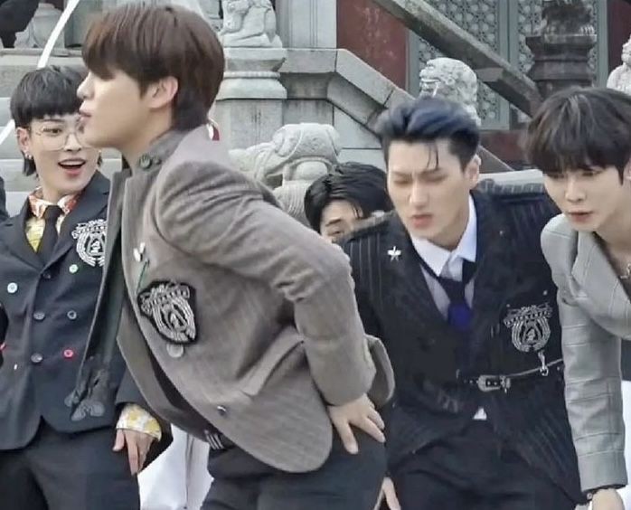 atinyteez009's tweet image. A thread : Ateez being chaotic and effortlessly funny.