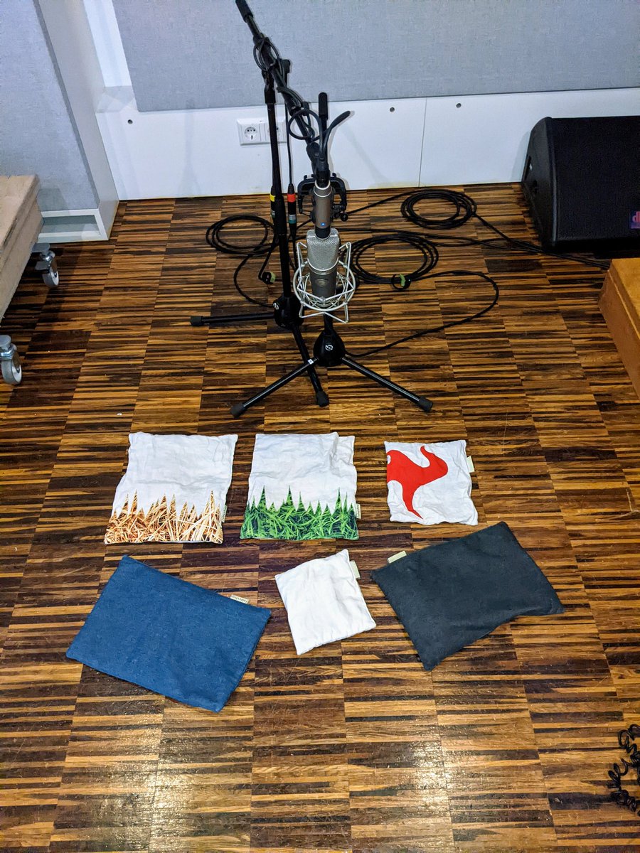 Da_Revolution_'s tweet photo. Recording sounds for a promotional dubbing
Weapons of choice :
Sennheiser MKH 800 Twin
Neumann TLM 67
@sae_institute
#foley #sound #artist #recording #dubbing #sennheiser #neumann #digidesign #protools #studio #mixing #producing #mastering https://t.co/XTq3AIVfYE