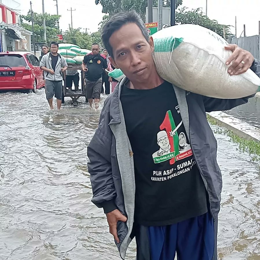 pemdessamborejo's tweet photo. Semoga banjir ini lekas disurutkan dan para korban terdampak banjir tetap diberikan kesehatan dan kesabaran, aamiin

@ganjarpranowo 
@jokowi 
@kemendespdtt 
@KemensosRI https://t.co/UCaFmdEMcs