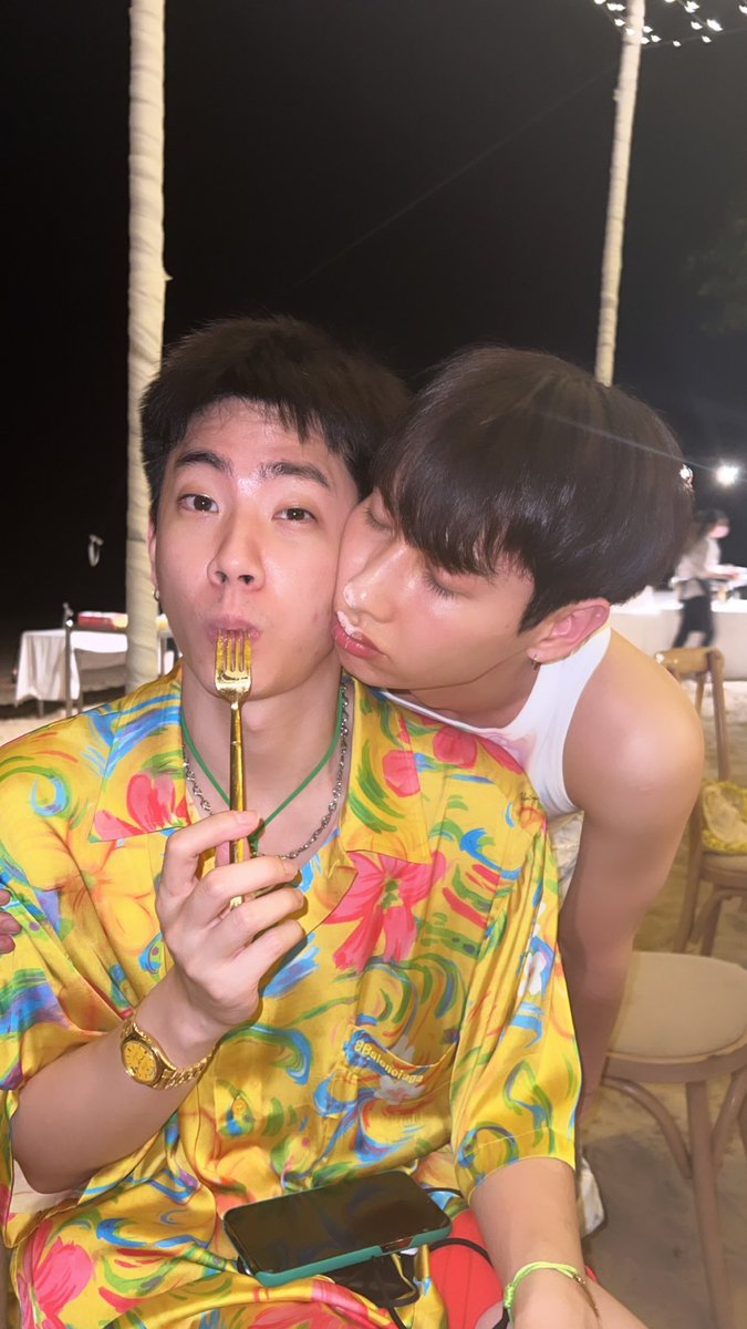 OG_butterflies's tweet photo. 📸 a needed appreciation tweet for the photo i spent so much time melting at 🫠
i did not expect to see an hd pic of offgun in their bare face and unstyled fluffy hair, rubbing their cheeks together like this. where there’s cake on off’s-

#RecapOffGun2022
#ออฟกัน #OffGun ♡ https://t.co/zhkprK9GVA