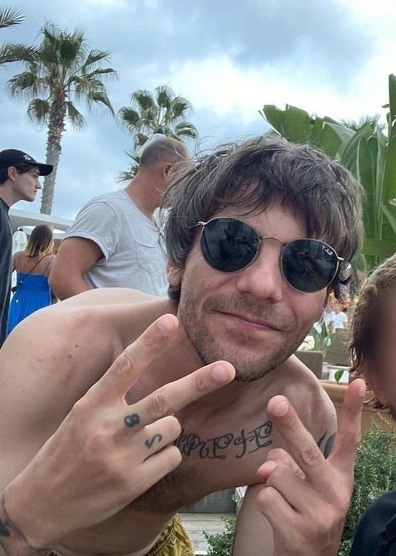 youbelongwithsf's tweet photo. el año ya se acaba, pero mi amor por louis y harry jamás 💘 https://t.co/7zqUGJ8L52