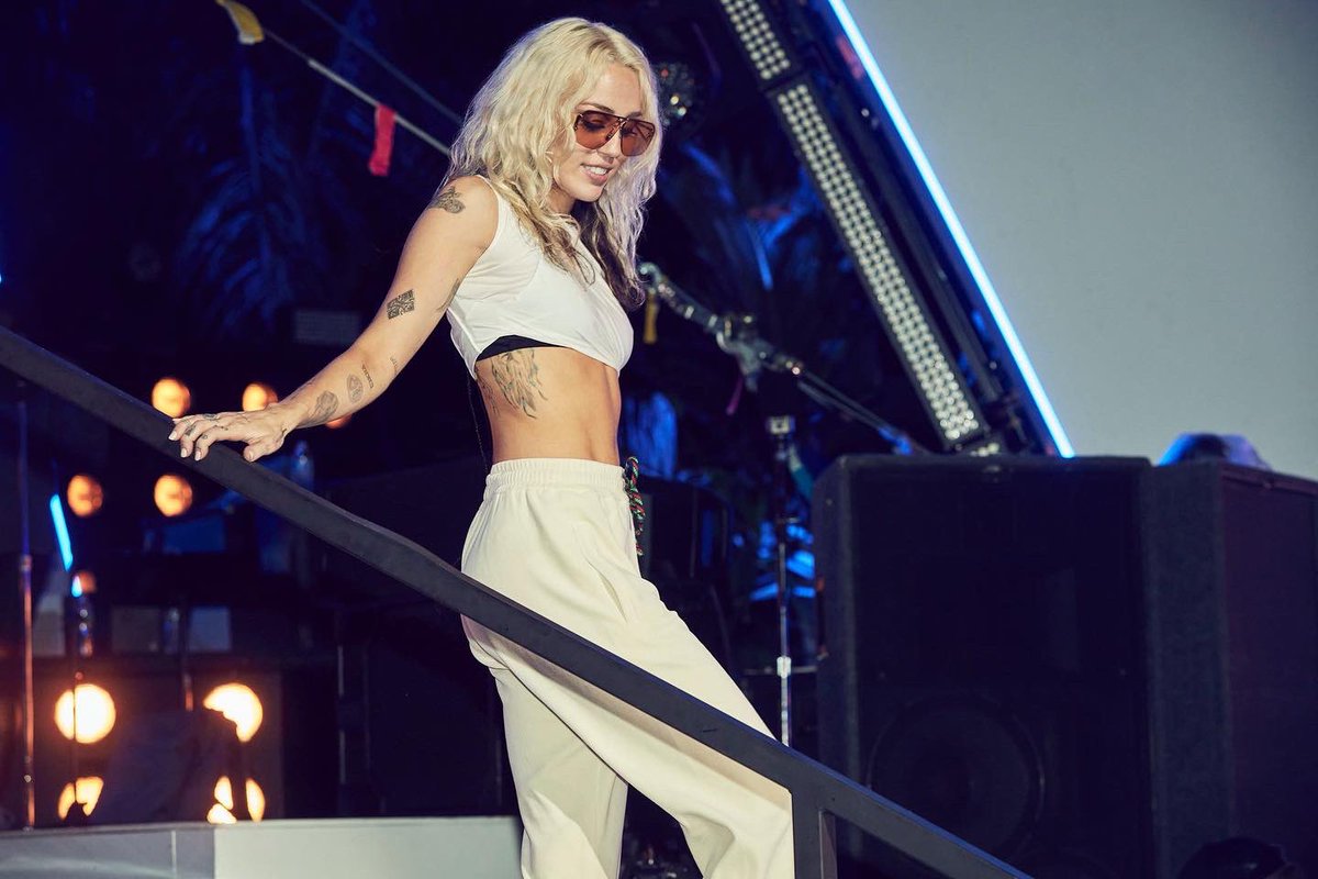 MileyCyrus's tweet photo. TONIGHT. #MileysNewYearsEveParty @nbc @peacock https://t.co/T3yiO3xcVk