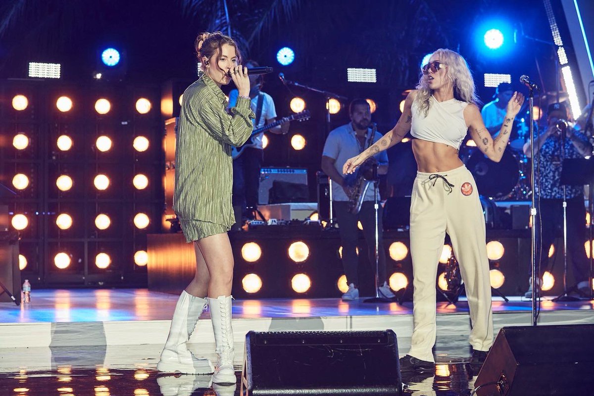MileyCyrus's tweet photo. TONIGHT. #MileysNewYearsEveParty @nbc @peacock https://t.co/T3yiO3xcVk