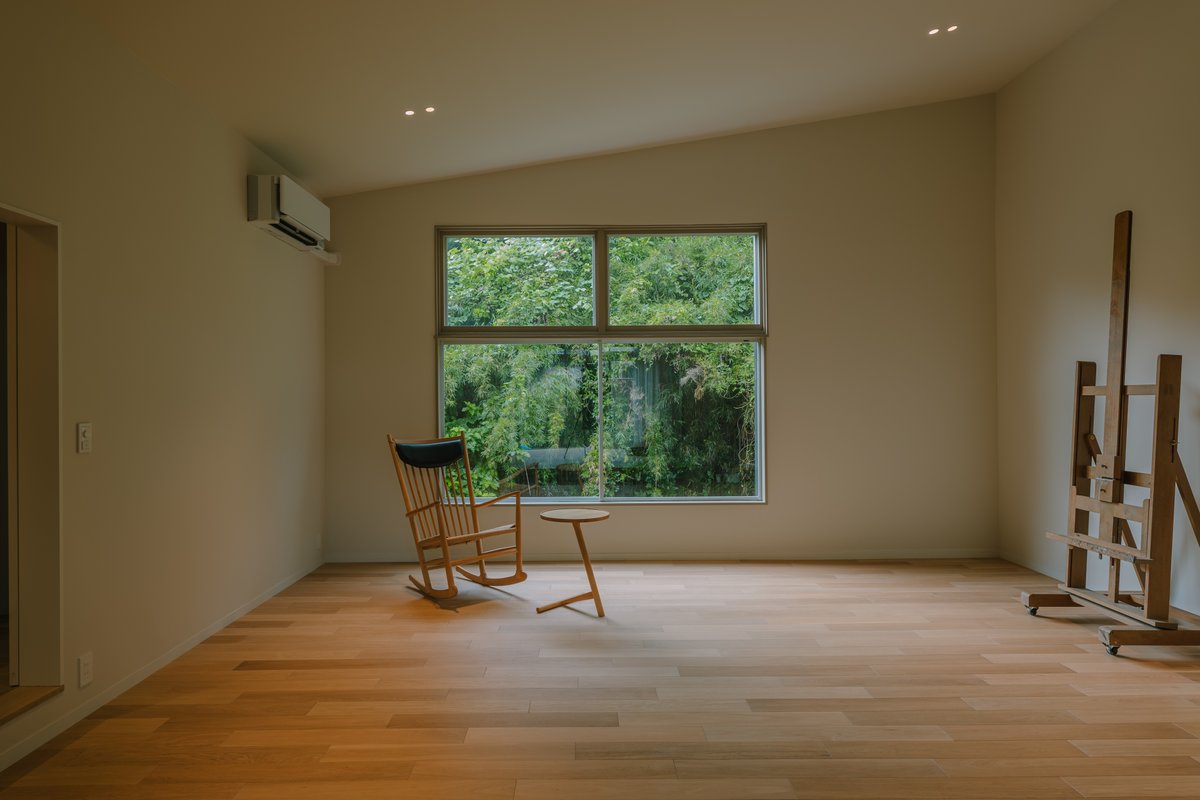 yutamath's tweet photo. 『川の家』川のそばに建つ平屋の改修。インテリアまで作用する緑の反射、谷地の独特な湿度、南の庭から吹く風。もうこんなに豊かなのだから僕たちはそれらにリスペクトしながら設計するだけでした。家族がずっと住まう場所をつくることに立ち会うことがこんなに幸せな仕事なんだと改めて気付きました。 https://t.co/uei4srh1at
