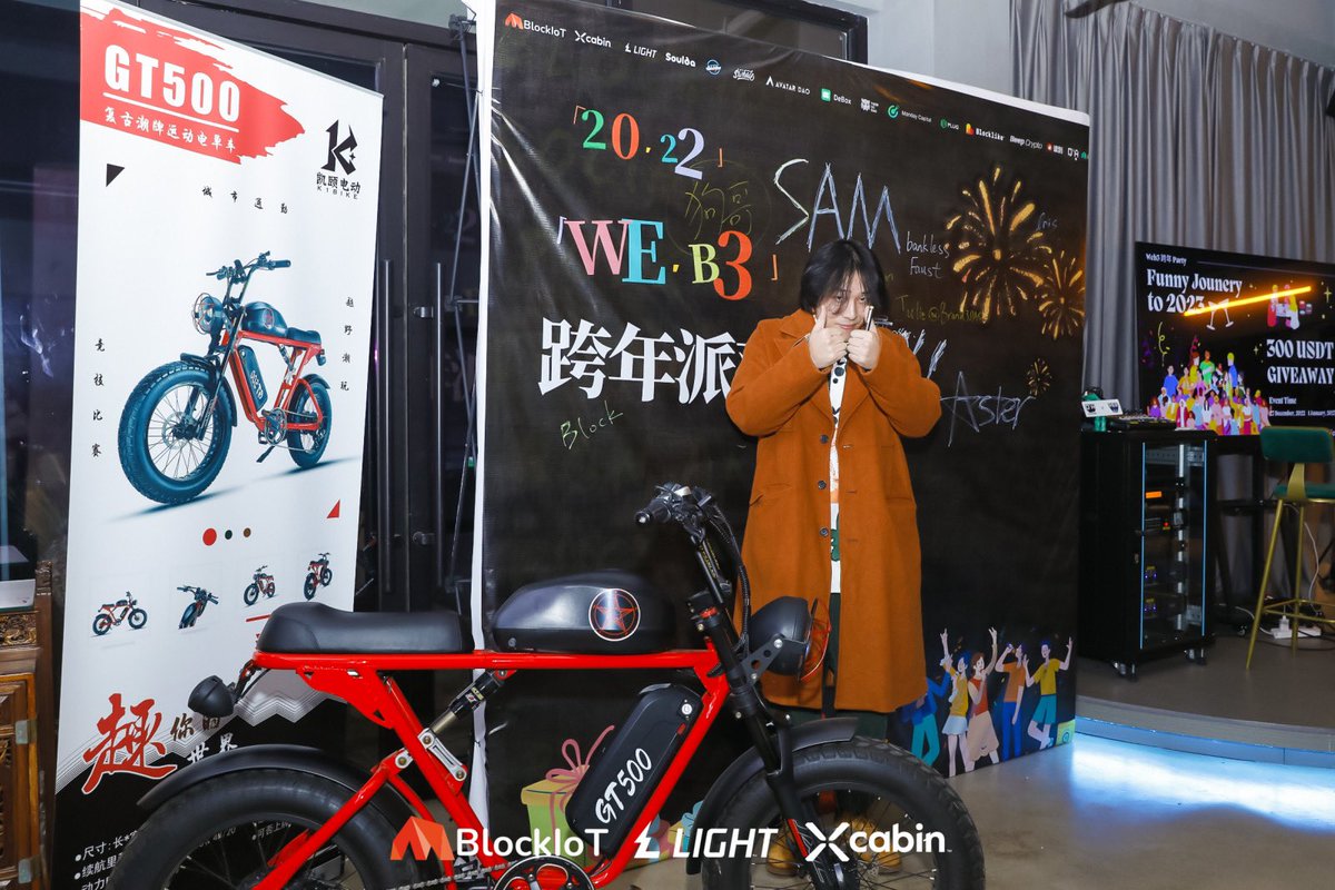 gokunocool's tweet photo. 我来现场玩，发现主办方搞了一个【点赞送车活动】

虽然电动车很帅，但没有狗哥帅

我不想要这台车
我想送给狗哥粉丝们

2022最后一次抽奖！！

1.关注 Blockiot
@blockiot_io 
2.点赞❤️
3.转推
要带广告：Web3云服务，认准BlockIot， https://t.co/Uzz4EoHF2V ，点赞帮我拿凯颐电动GT500！！！ https://t.co/AQn6UgX4Wf