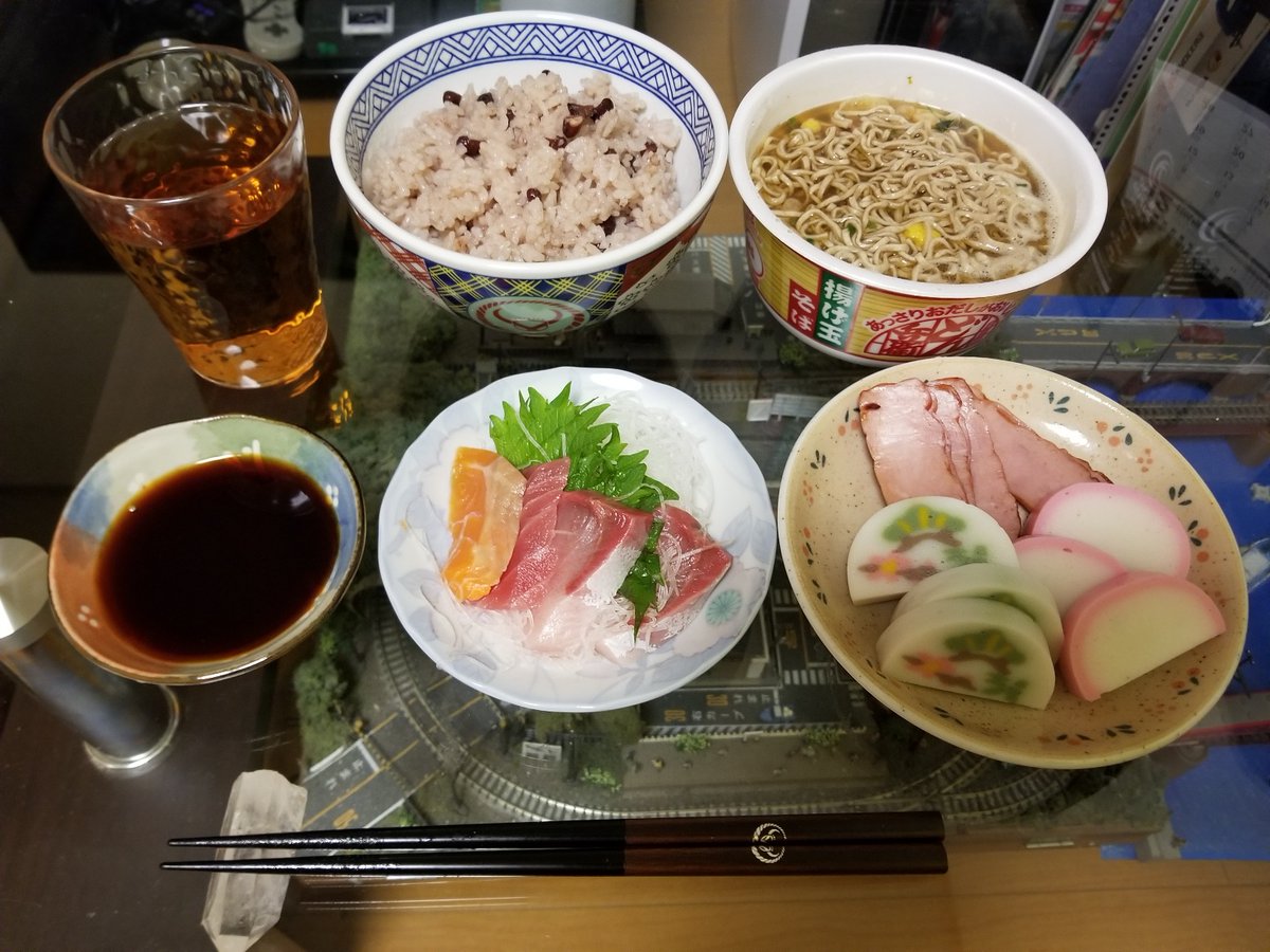 ☆大晦日の夕食と年越しそば✨ もうすぐ新年を迎えますが 良いお年をお迎え下さい🎍 ★お品書き🦝 ◆赤飯🍚 ◆どん兵衛揚げ玉そば🍜 ◆刺身盛り合わせ🐟 ◆蒲鉾🥢 ◆焼豚🐷 ◆プーアル茶🫖