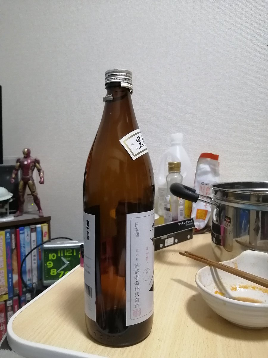 isami1864's tweet photo. あはは。
マジで人生で初めて家族とかと年越さないんだけど、鍋食って、日本酒飲んで、「孤独のグルメ」観て、結局一本飲み切った。紅白は結果だけ観た。桜坂は観た。良かったね。あはは。
最高かよ。今年は良かったな。楽しかったな。あはは。幸せだなっ！ https://t.co/u3S5bTRrkH
