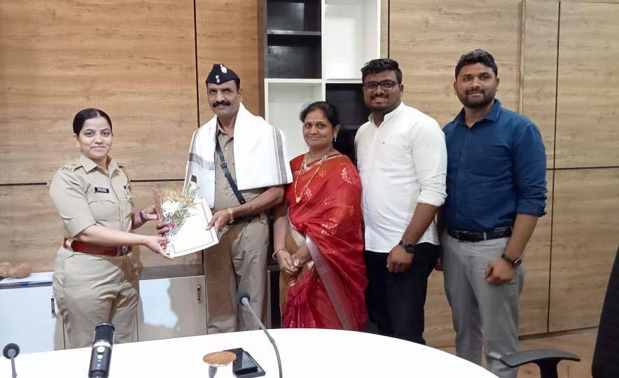 RatnagiriPolice's tweet photo. प्रसंगी अपर पोलीस अधीक्षक, रत्नागिरी श्रीमती. जयश्री गायकवाड यांनी सेवानिवृत्त होणाऱ्या पोलीस अधिकारी/अंमलदारांना पुढील वाटचालीकरिता शुभेच्छा दिल्या. @DGPMaharashtra #RetirementProgram #BestWishes #Ratnagiri #RatnagiriPolice https://t.co/4yJcYldUxf