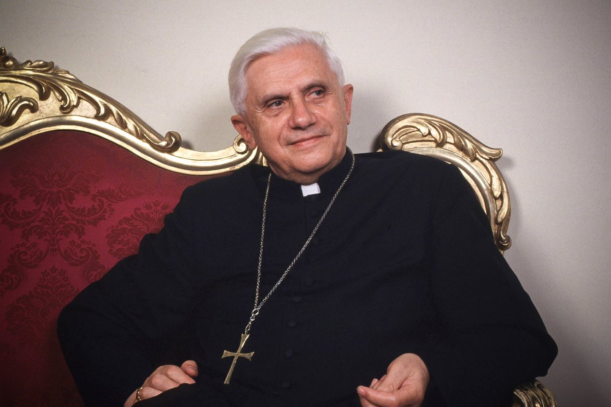 Joseph Ratzinger, inquestionavelmente, o maior teólogo do Séc. XX é dos Autores que mais influência intelectual exerceu sobre mim. A sua morte empobrece a humanidade, privando-a de um dos seus mais insignes pensadores. Descansa em Paz, Professor Doutor Joseph Ratzinger.