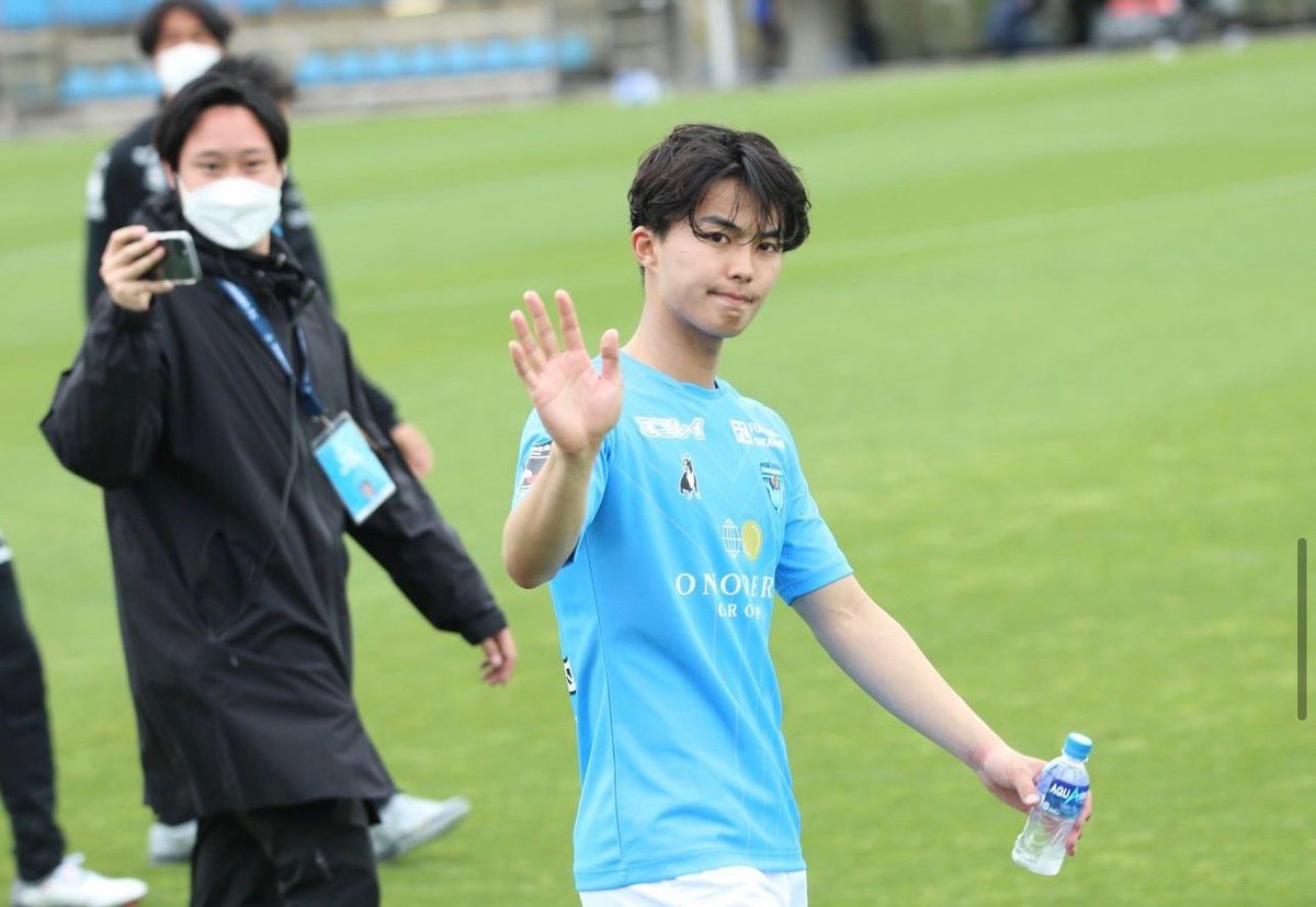 今シーズン限りで横浜FCを離れる事になりました。ファン　サポーターの皆様には感謝しかありません。ありがとうございました。
１０番を背負った今シーズン
期待や重圧に勝つことは出来ませんでした
本当に悔しかったです
暗く光の見えない道が続いていますが
僕は歩き続けます
#横浜FC