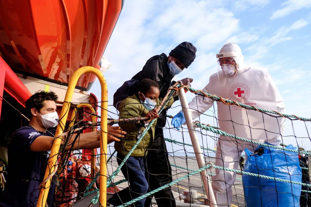 SOSMedFrance's tweet photo. 🔴113 femmes, enfants, hommes secourus par l'#OceanViking ont débarqué à #Ravenna ce 31/12/2022. Si ns sommes soulagés qu'ils soient en sécurité &amp; reçoivent les soins dont ils ont besoin, ns sommes inquiets pour les personnes en détresse en mer + de 1800 km au sud de notre navire https://t.co/fMAfrztMSb