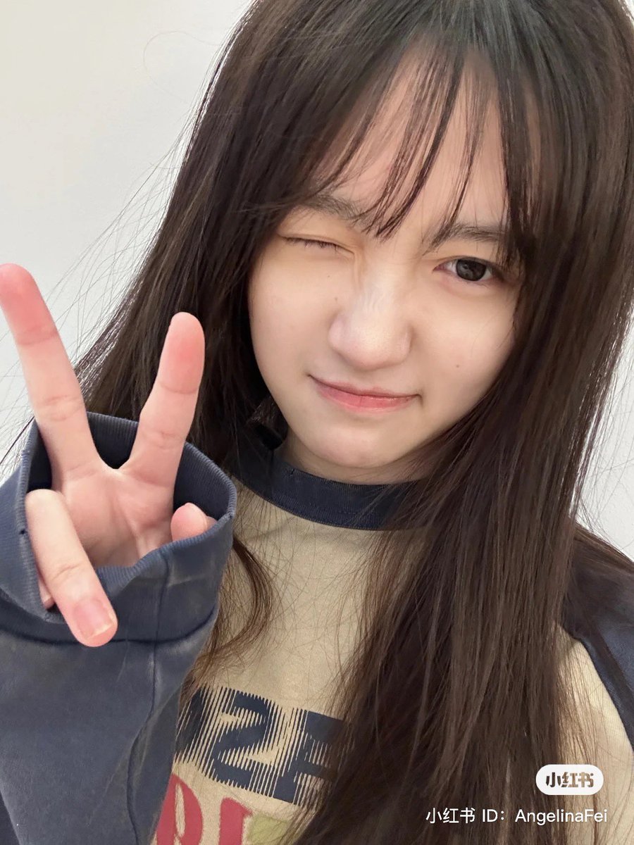 fqyblog's tweet photo. 2022.12.31 🤳 小红书 update

脸就是那种红红绷绷的，嘴唇也起皮（我还爱咬这些死皮…已经惨不忍睹了）
刚晚上护肤的时候去浅试了一下科颜氏高保湿面霜
我是厚敷了一层再洗掉，顺带着嘴唇也一起敷了不吹不黑！[cont.]
🔗 https://t.co/5rJTdlVtli

#费沁源 #FEIQINYUAN #SNH48 https://t.co/VwDWjIwLWU