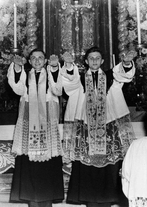 Sachinettiyil's tweet photo. Pope Benedict XVI and his brother George Ratzinger https://t.co/uB9FYibuBA