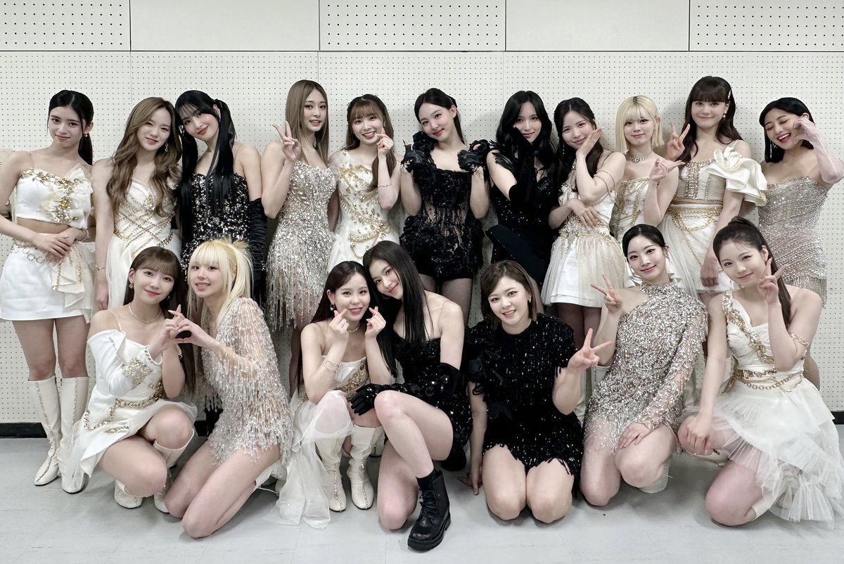 niziupics's tweet photo. NiziU and TWICE! 😭❤️

#NiziU #ニジュー #니쥬 @NiziU__official https://t.co/WnTuWwtAiB