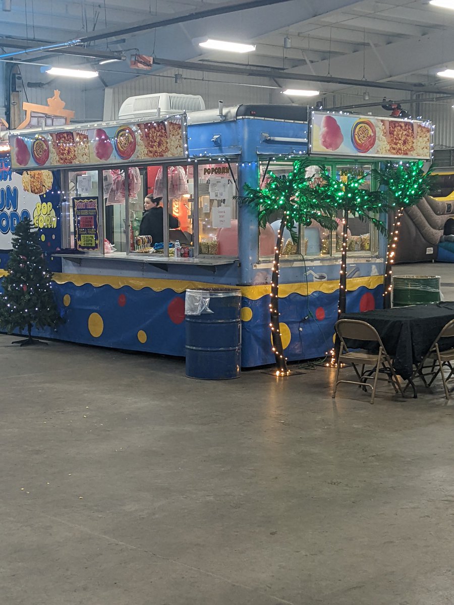 WinCarnTO's tweet image. Sweet treats for everyone. Candy floss, popcorn, twirl pops, yum!! Visit wintercarnival.to for more information and tickets. We are open until January 8. #NewYear #familyfun #markham #Toronto #kids #holidayseason