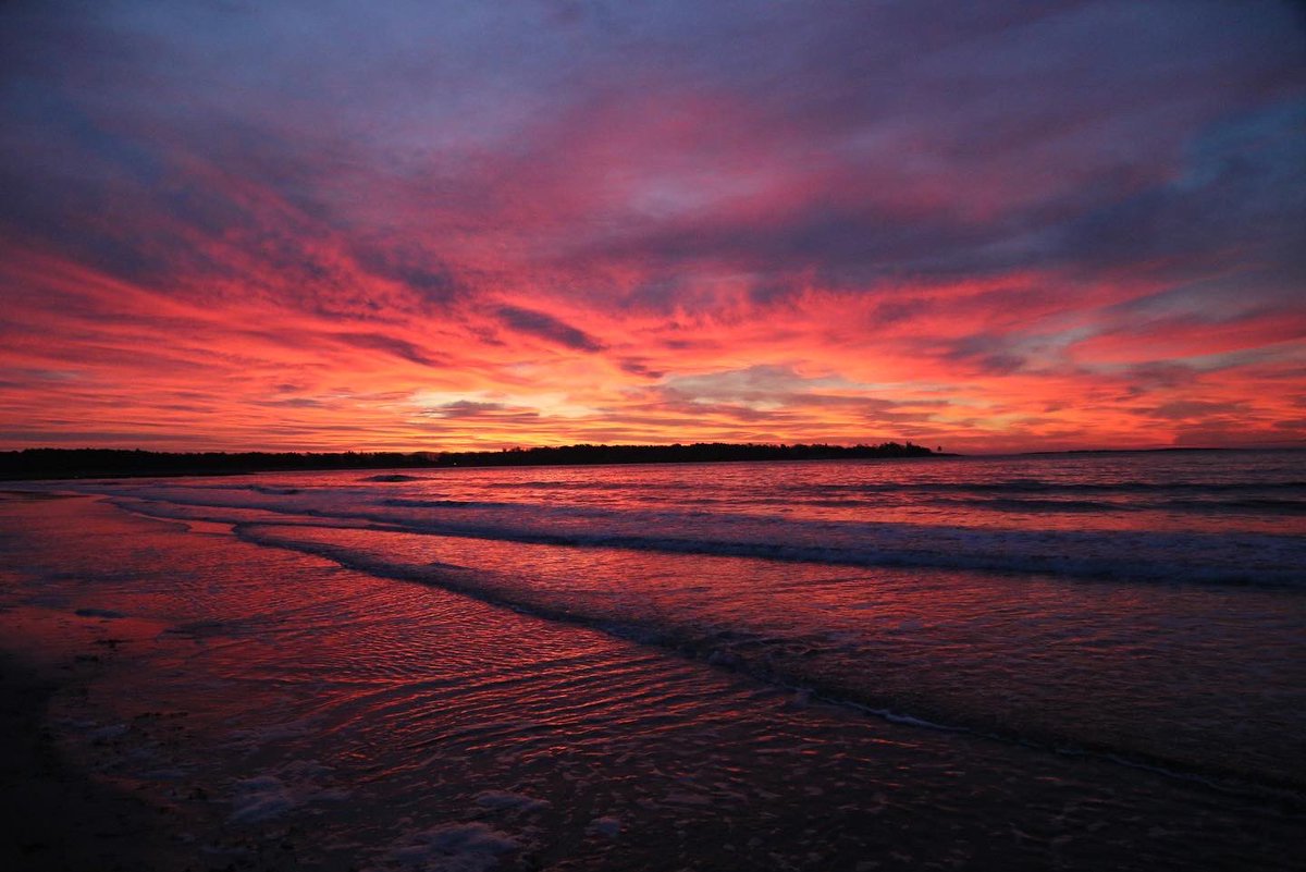 MarsCmars's tweet photo. Stunning sunrise to cap off '22 #outwithabang #NewYearsEve #mymaine #WakeMEup #pinepointbeach #Scarborough #sunrise2022 @VisitPortland @CharlieWGME https://t.co/4OwmqxaOy9