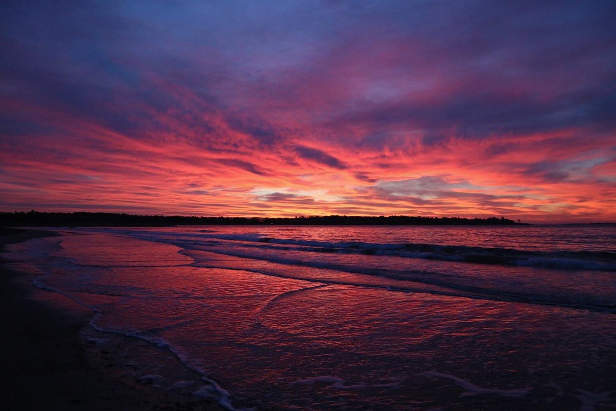 MarsCmars's tweet photo. Stunning sunrise to cap off '22 #outwithabang #NewYearsEve #mymaine #WakeMEup #pinepointbeach #Scarborough #sunrise2022 @VisitPortland @CharlieWGME https://t.co/4OwmqxaOy9